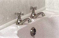 Вариант оформления стыка ванной и стеновой керамической плитки специальным керамическим плинтусом